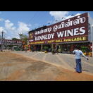 Die große Dichte an Spirituosengeschäften und Bars an der Grenze zu Tamil Nadu auf der Seite von Puducherry verrät, dass alkoholische Getränke hier günstiger zu haben sind